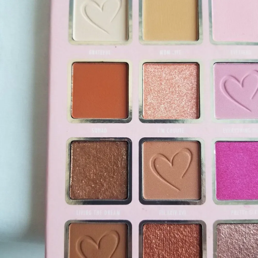 Beauty Creations Cosmetics - Bevettexo Eyes on me Shadow Palette